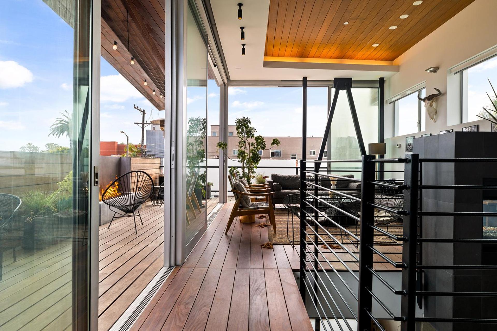 Venice Rooftop 5bd 4 bt steps from the beach