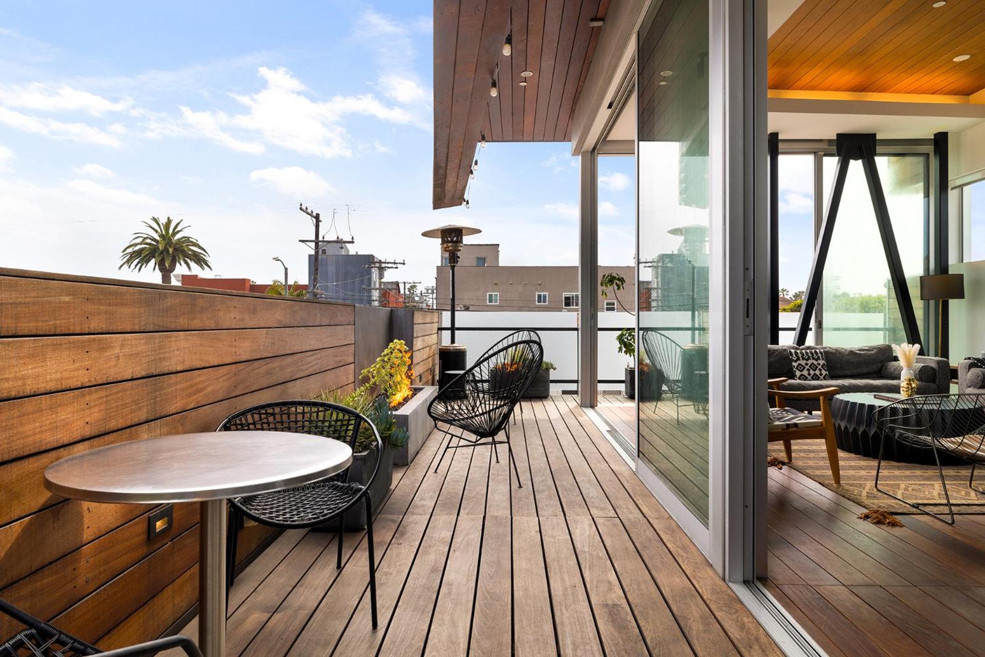 Venice Rooftop 5bd 4 bt steps from the beach