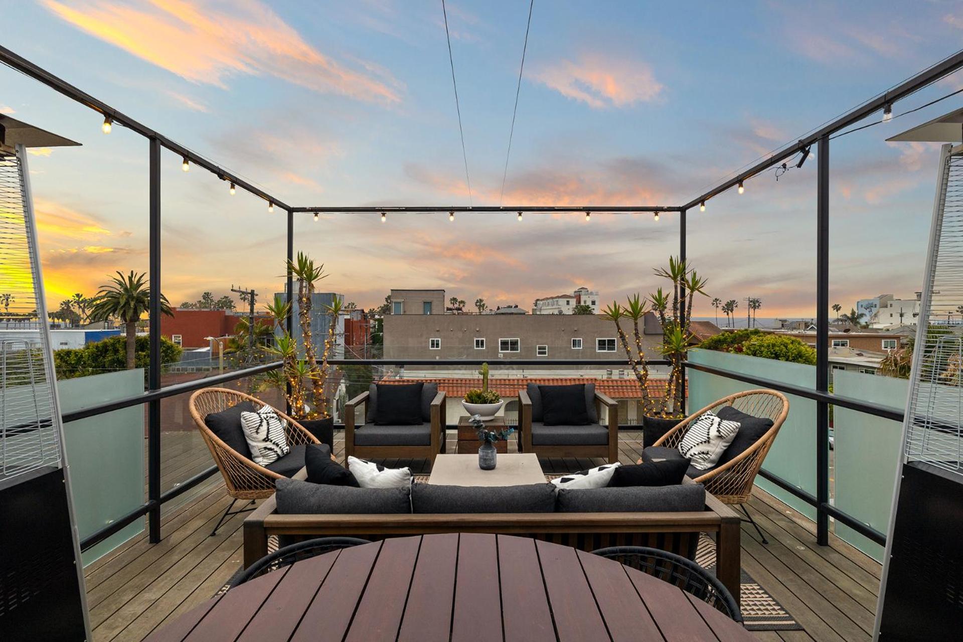 Venice Rooftop 5bd 4 bt steps from the beach