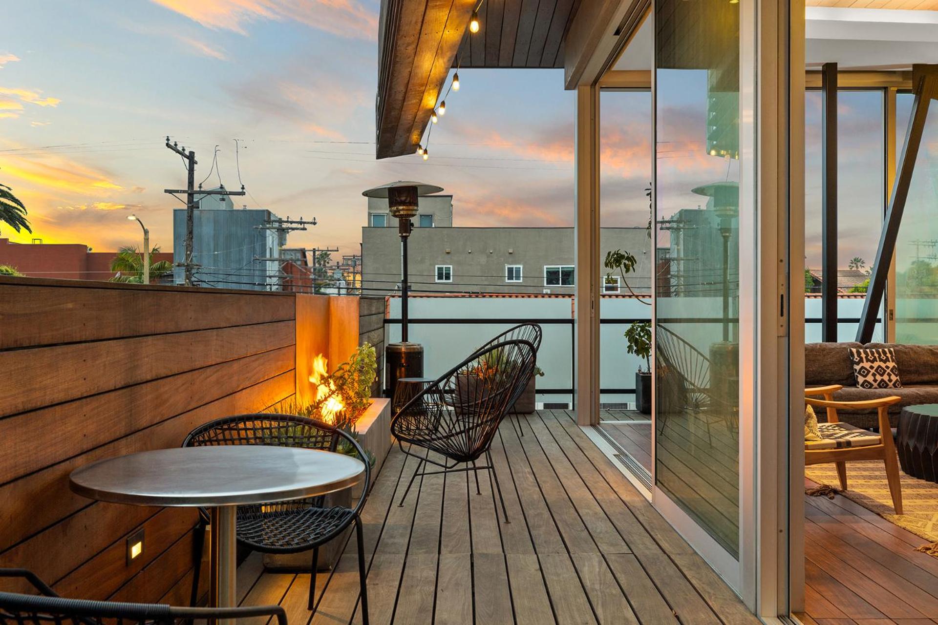Venice Rooftop 5bd 4 bt steps from the beach