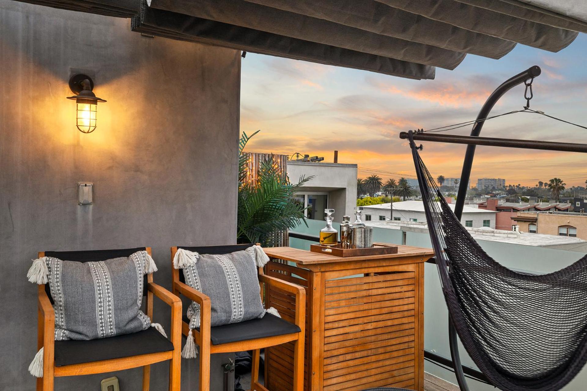 Venice Rooftop 5bd 4 bt steps from the beach