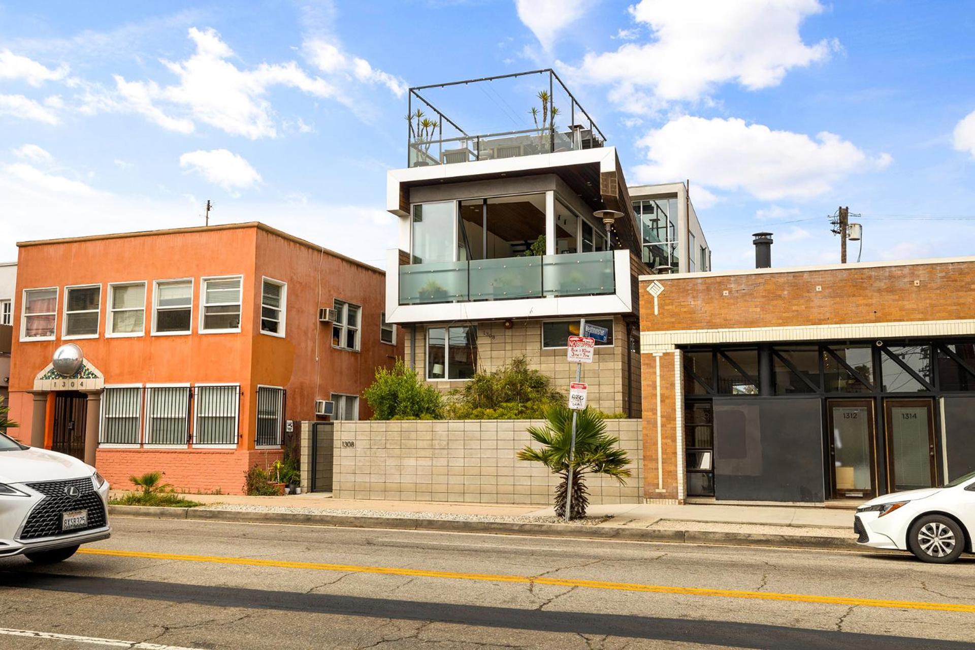 Venice Rooftop 5bd 4 bt steps from the beach