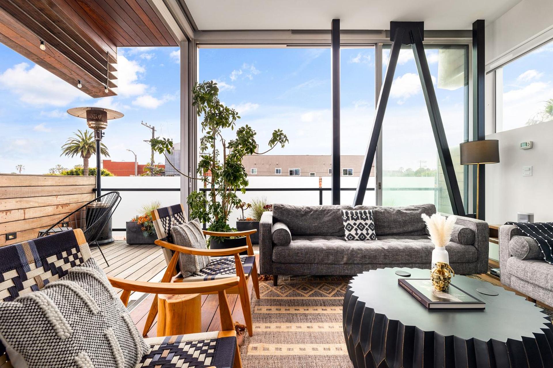 Venice Rooftop 5bd 4 bt steps from the beach