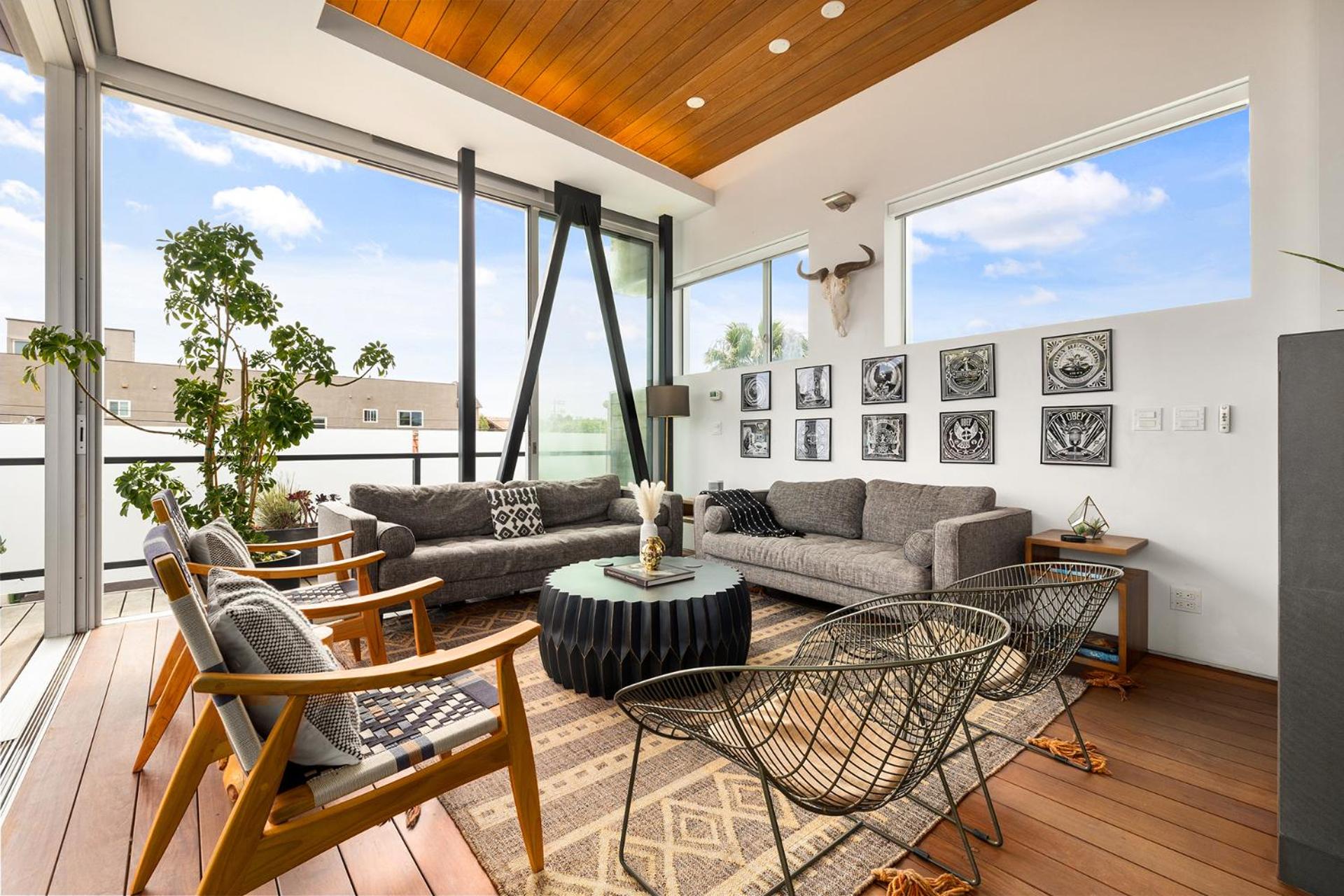 Venice Rooftop 5bd 4 bt steps from the beach