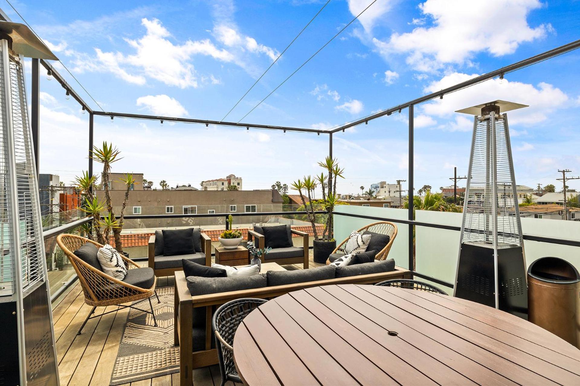 Venice Rooftop 5bd 4 bt steps from the beach