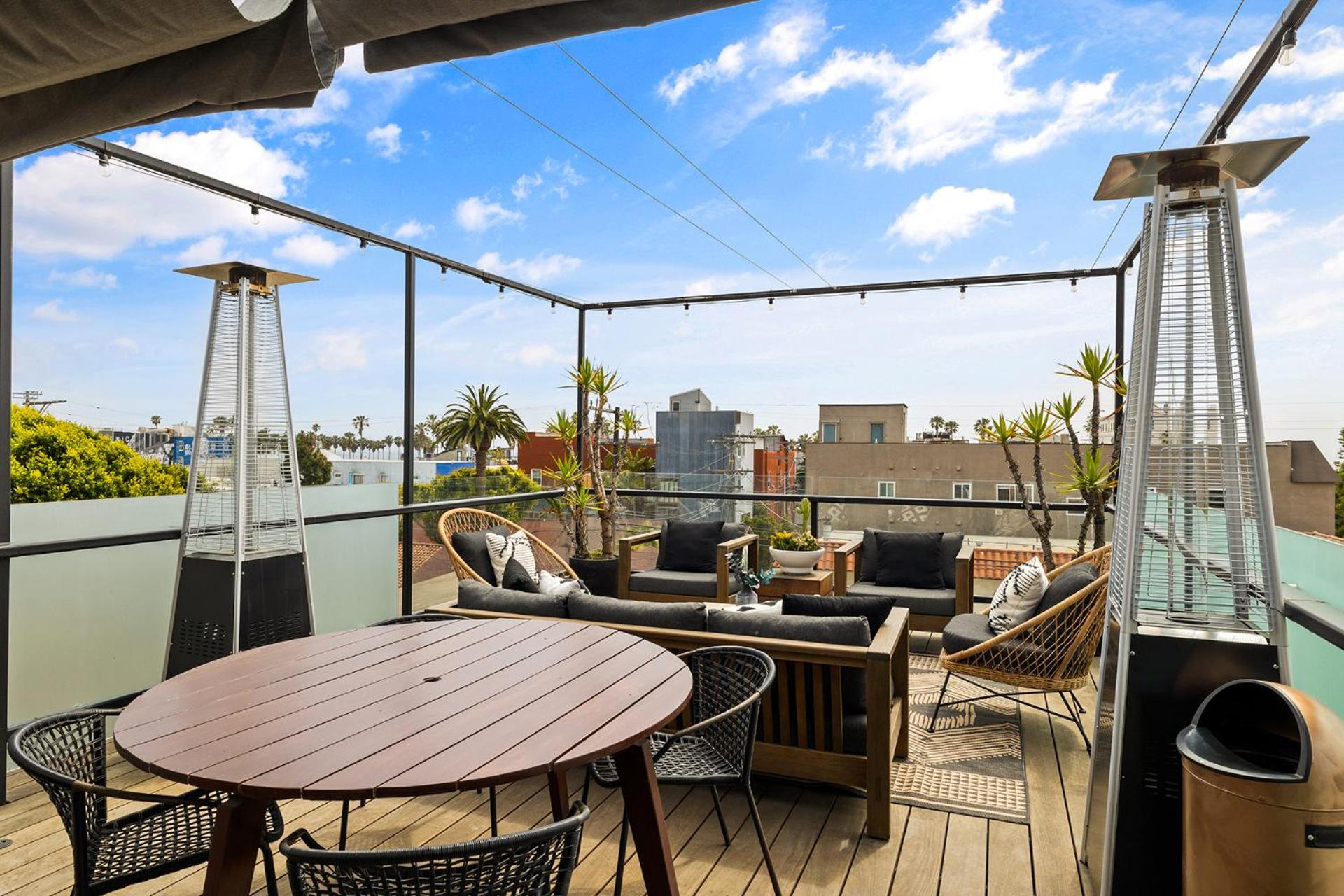 Venice Rooftop 5bd 4 bt steps from the beach