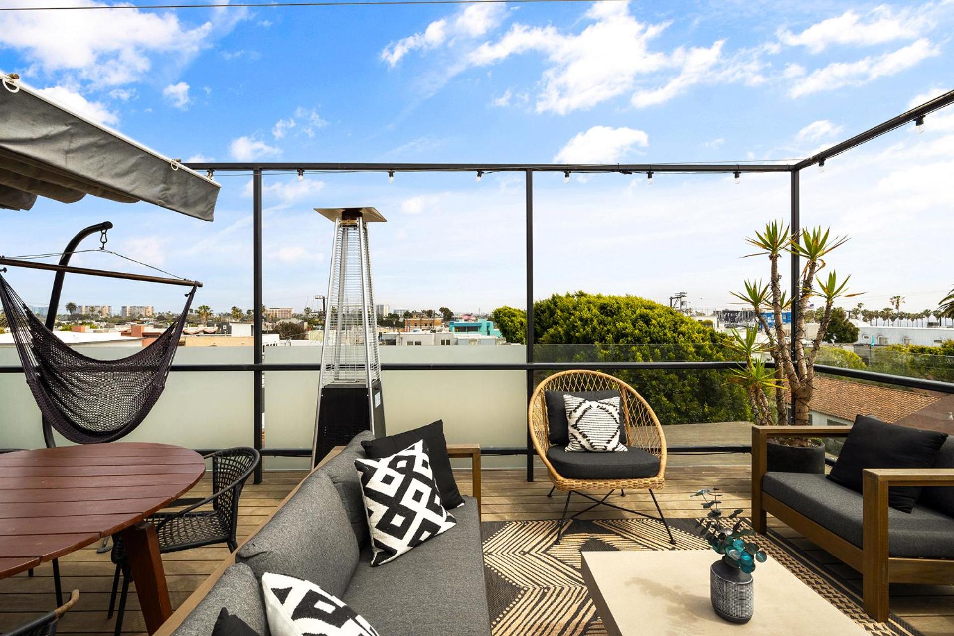 Venice Rooftop 5bd 4 bt steps from the beach