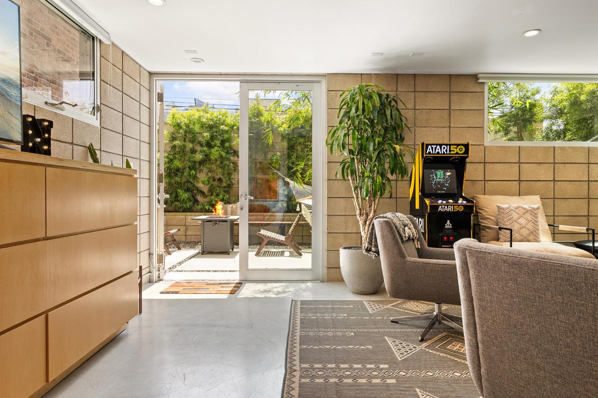 Venice Rooftop 5bd 4 bt steps from the beach