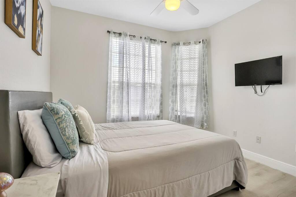 25% Off Stylish Disney Condo Near Parks PoolArcade view 2