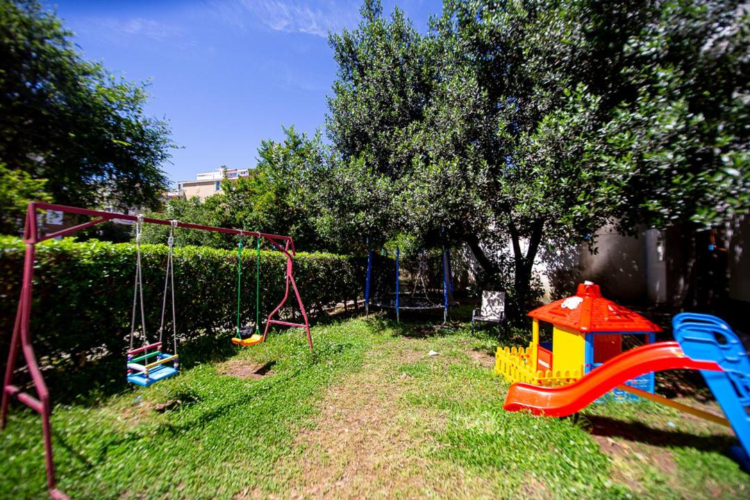 Newly refurnished apartment with large garden view 4