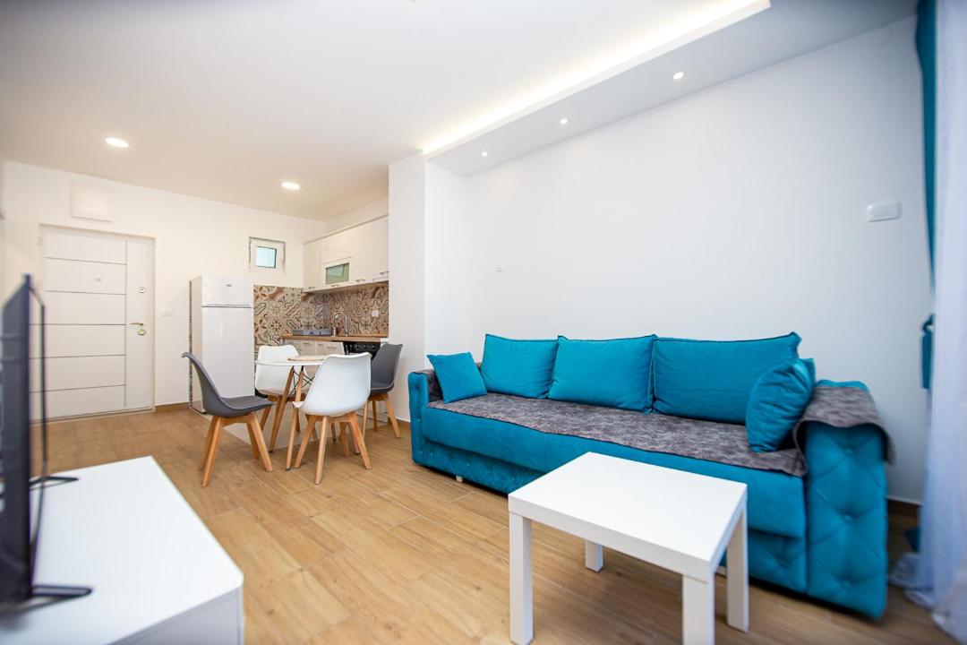 Newly refurnished apartment with large garden view 5