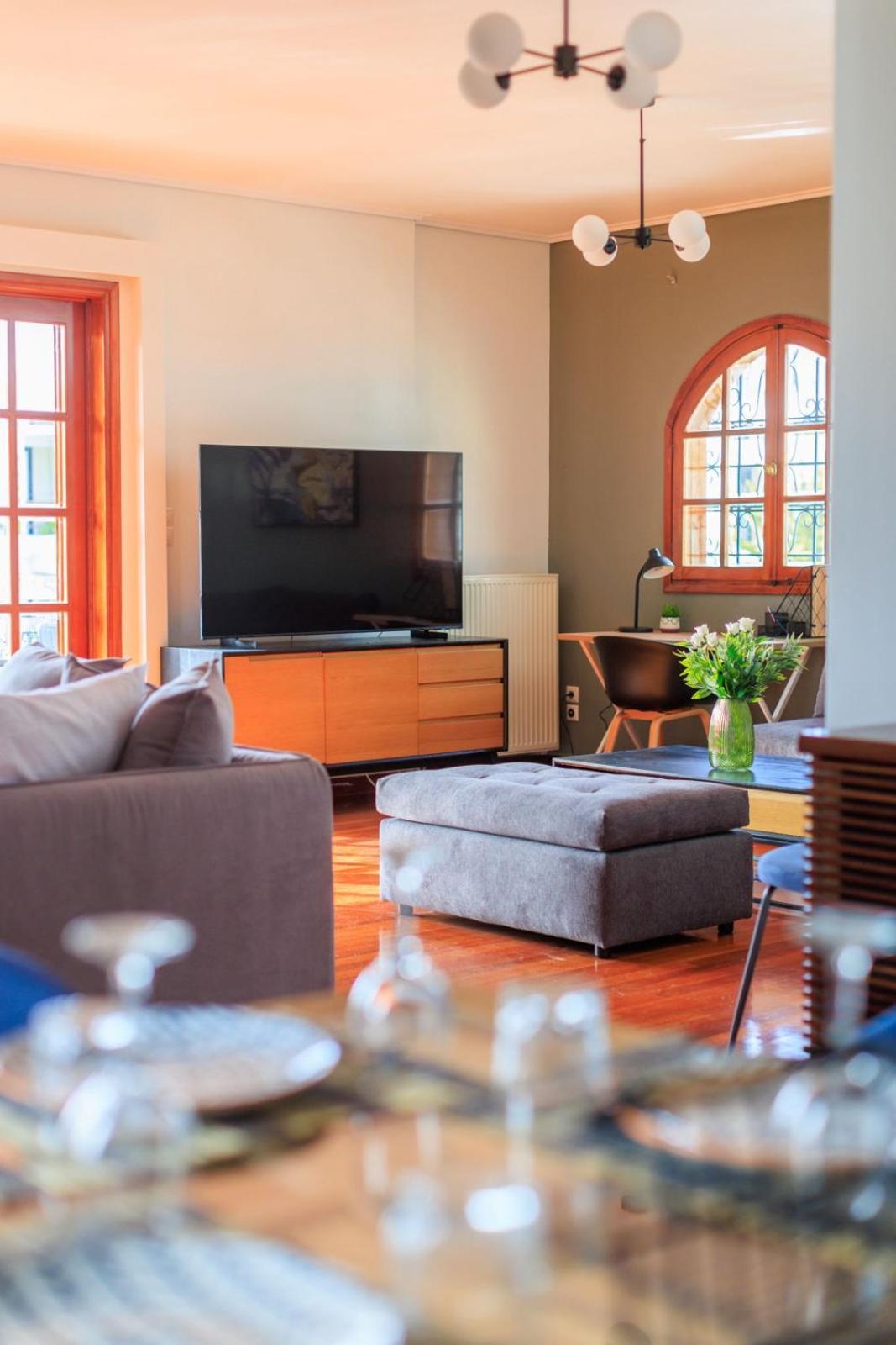 Aiolos Grand super lux suite kalamaki Alimos near the sea