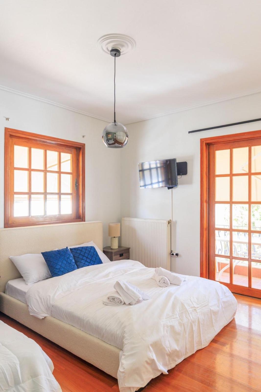 Aiolos Grand super lux suite kalamaki Alimos near the sea