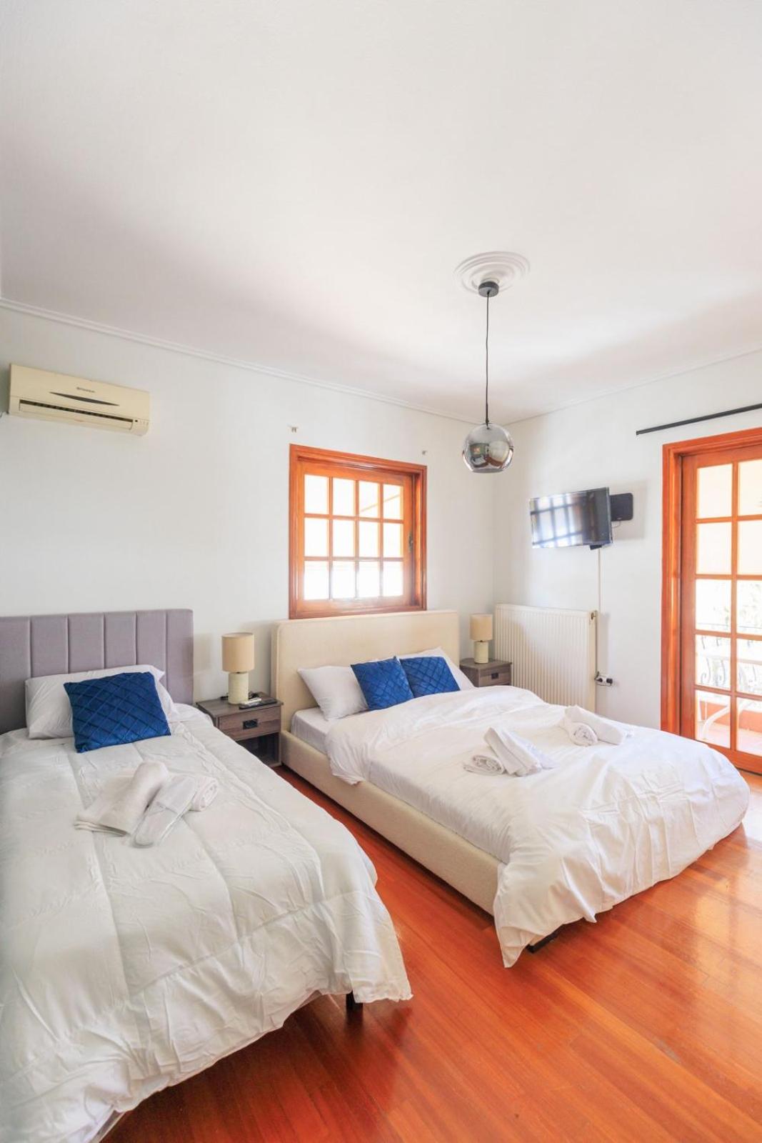 Aiolos Grand super lux suite kalamaki Alimos near the sea