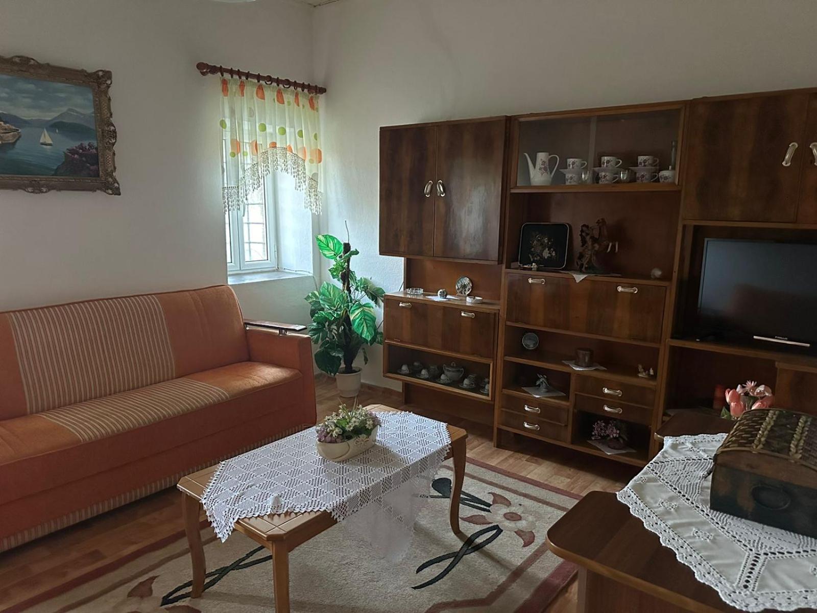 Traditional House Shapllo