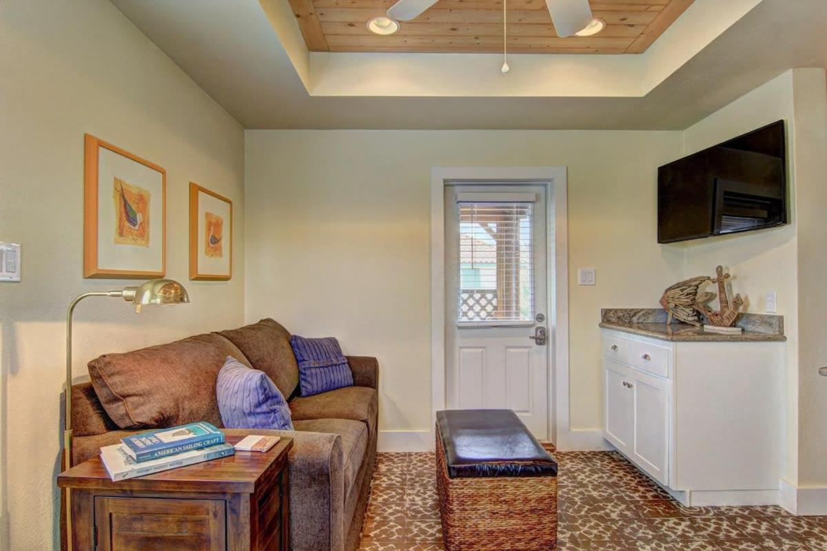 Centrally Located 5 Min to Beach Screen Porch view 4