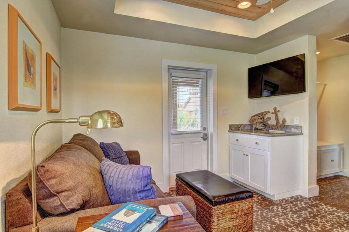 Centrally Located 5 Min to Beach Screen Porch view 5