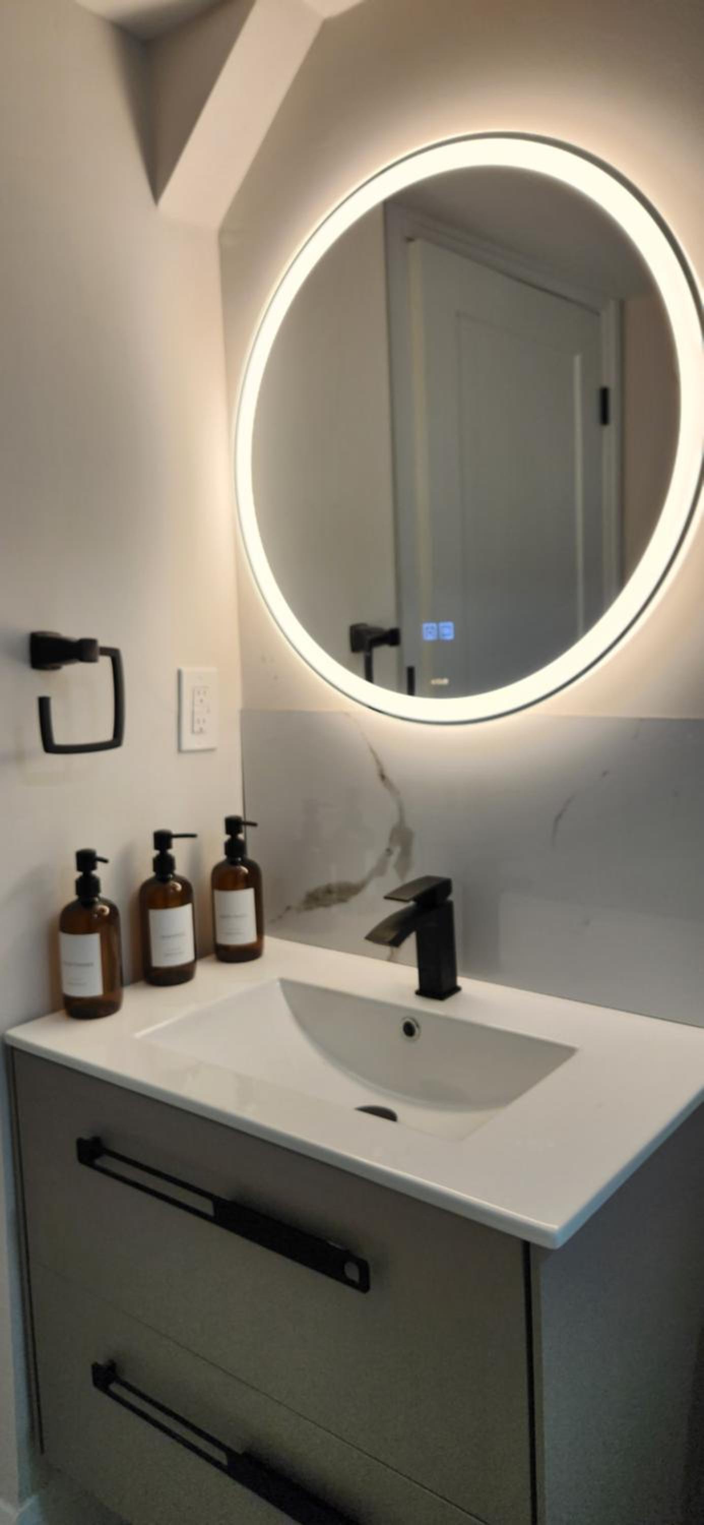 Kitchener Vacations - Cozy 2 Bedroom Home with Private Side Entrance  Self Check-in Kitchener - Property Image 3