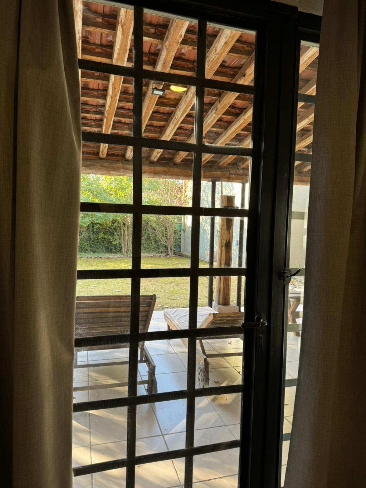 Casa en callejón privado en Chacras de Coria con bicicleta