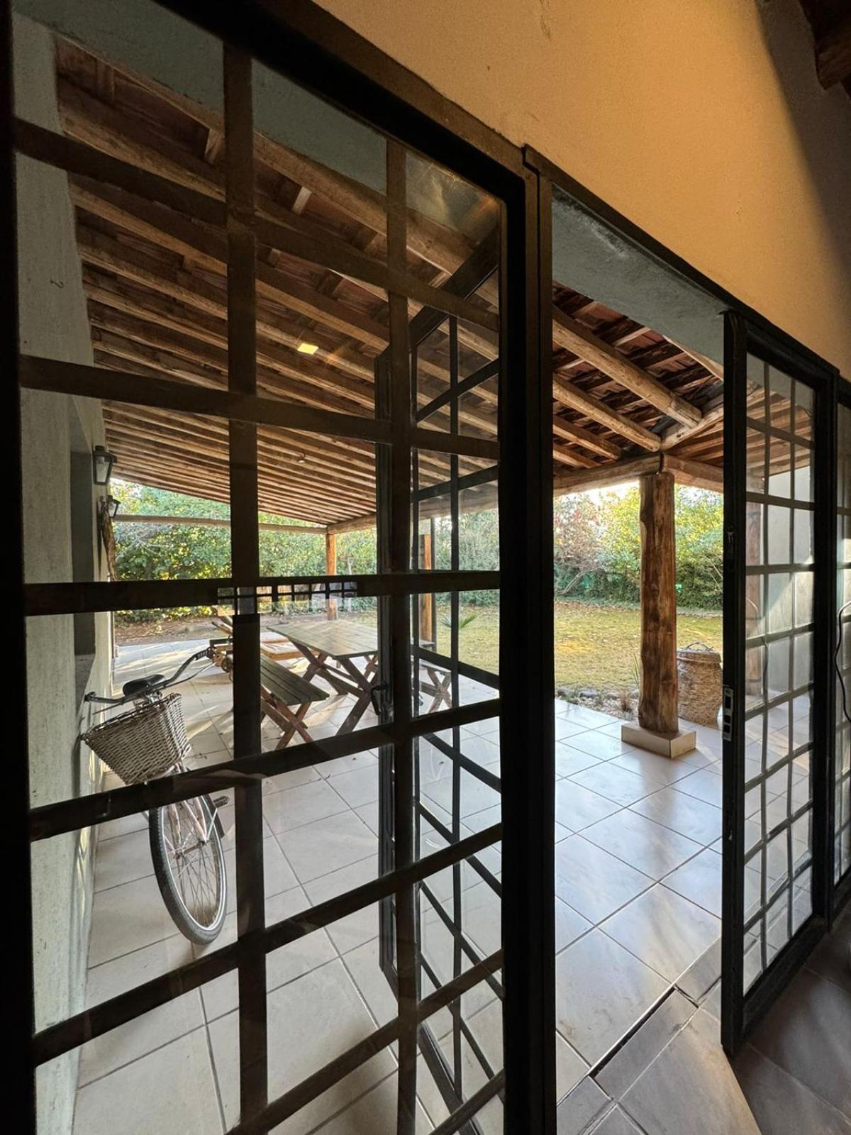 Casa en callejón privado en Chacras de Coria con bicicleta