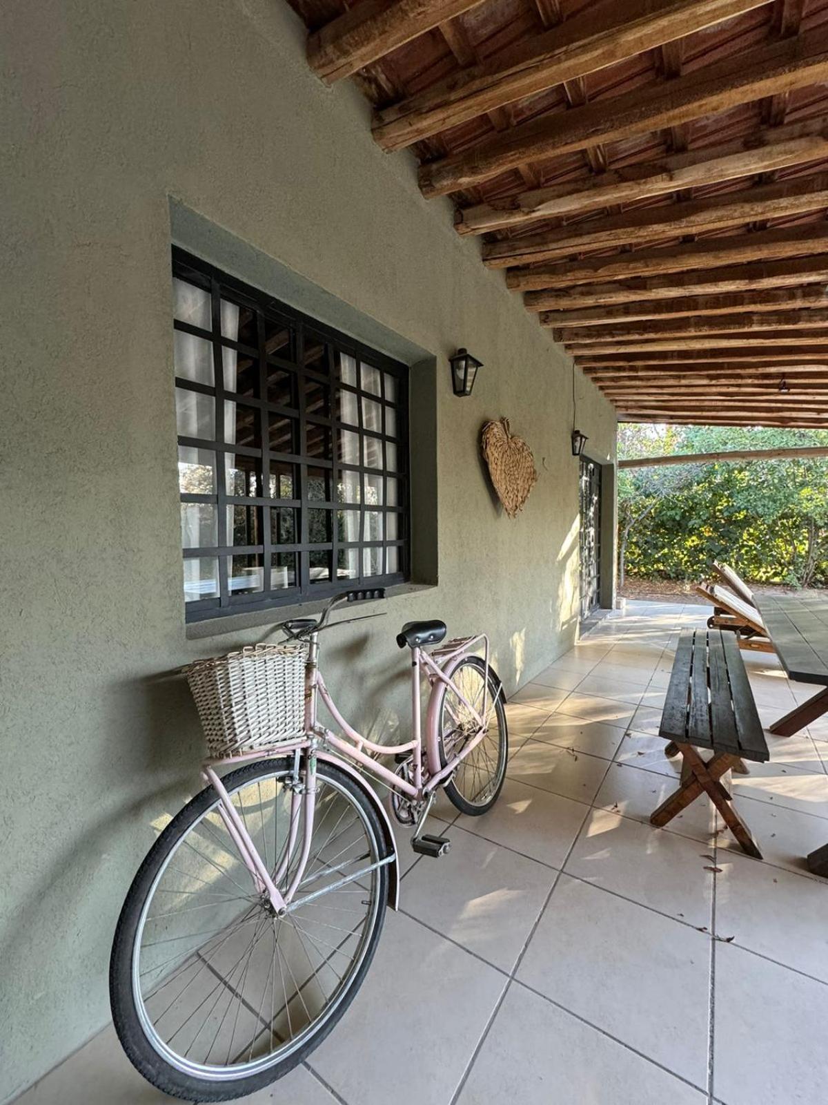 Casa en callejón privado en Chacras de Coria con bicicleta