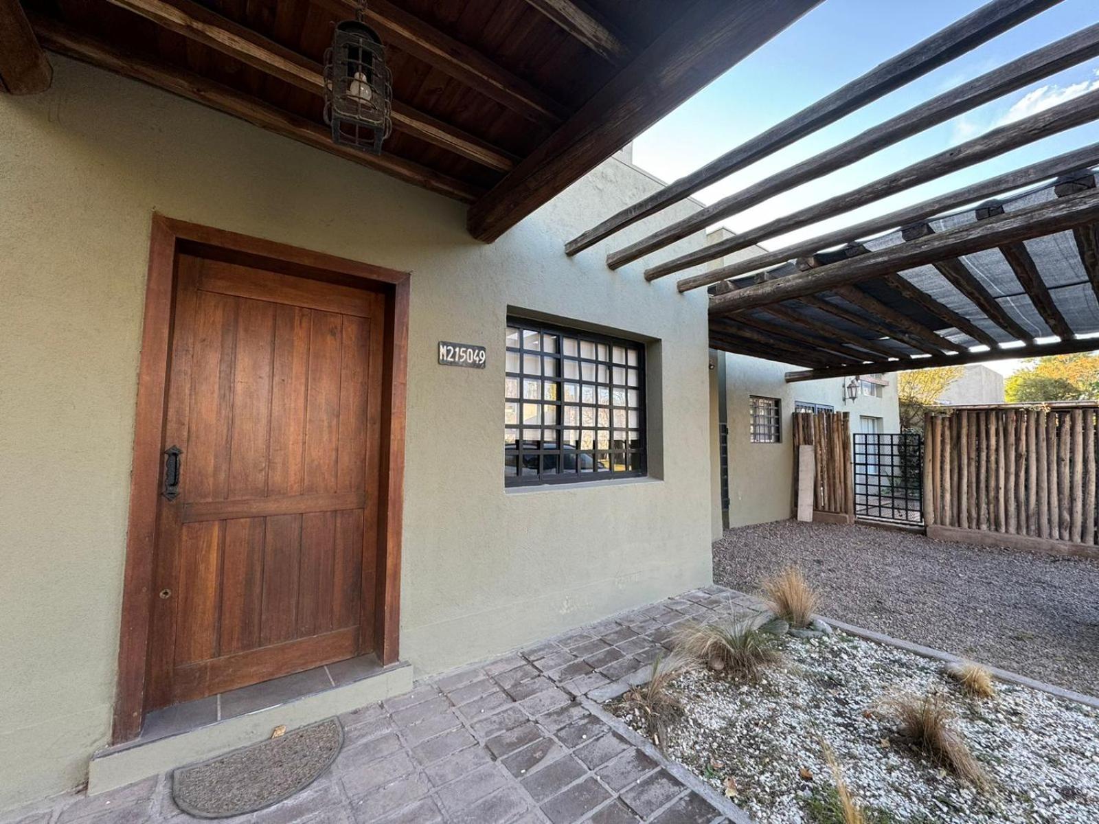 Casa en callejón privado en Chacras de Coria con bicicleta