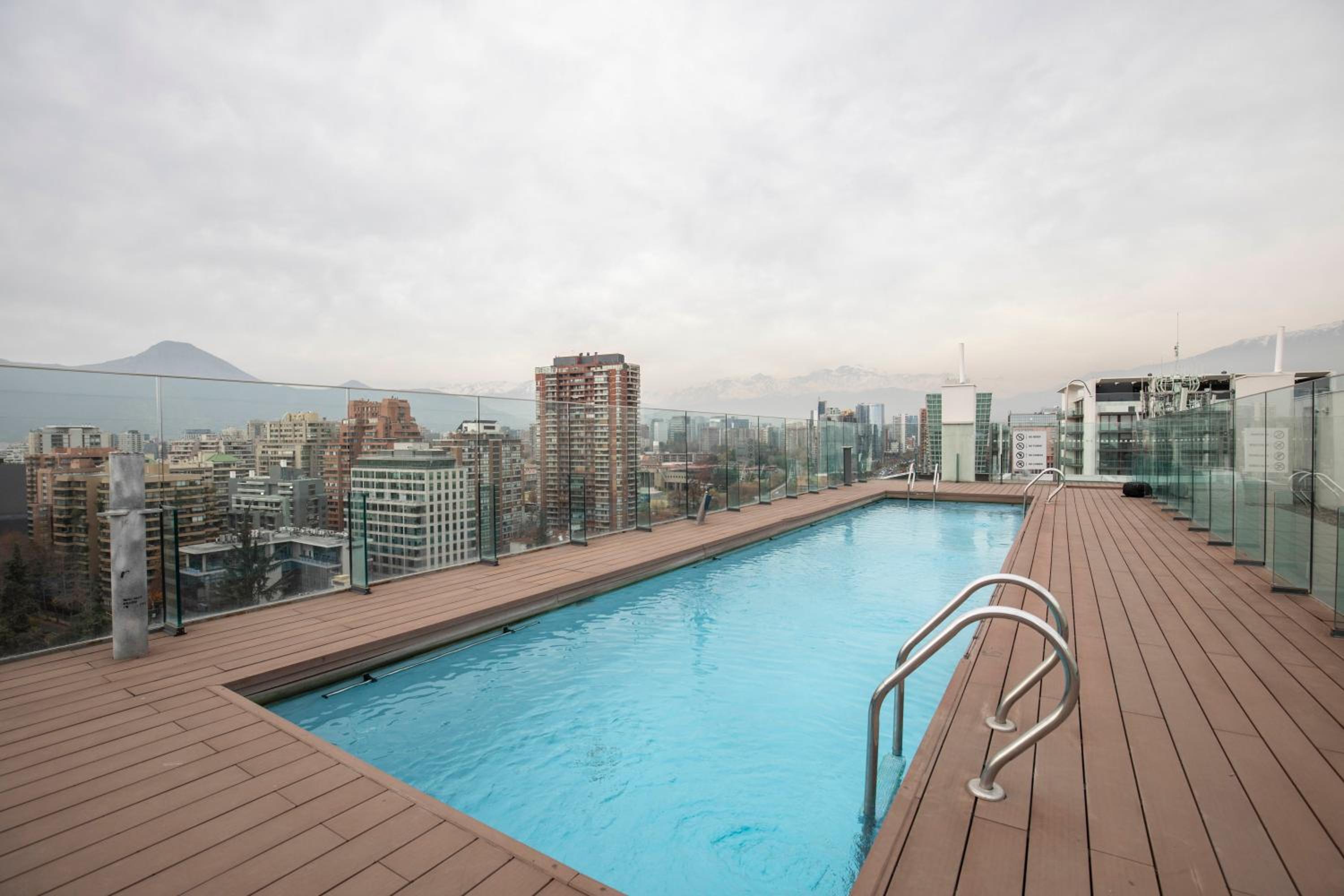 Piscina, metro, centro comercial, parking m1