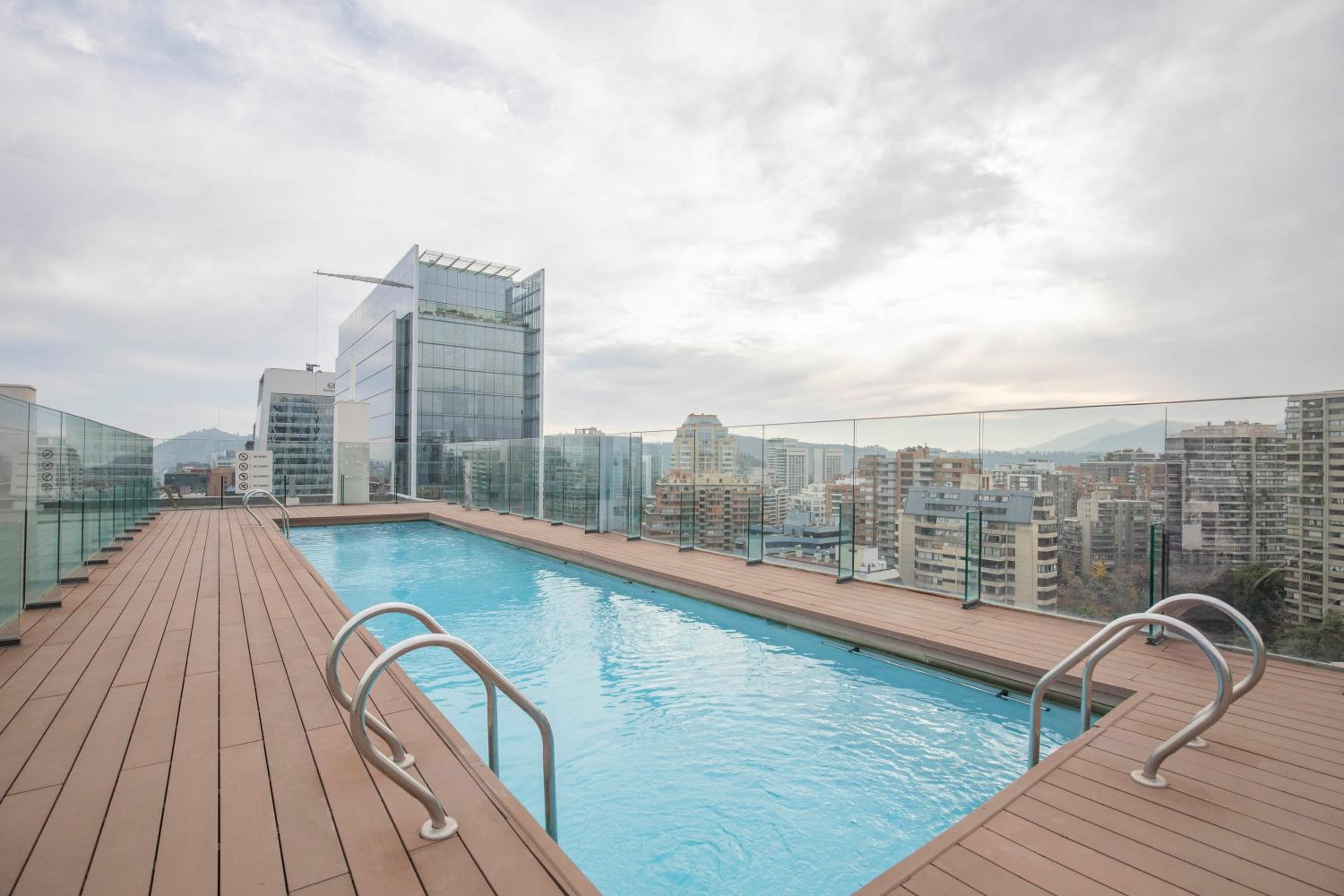 Piscina, metro, centro comercial, parking m1