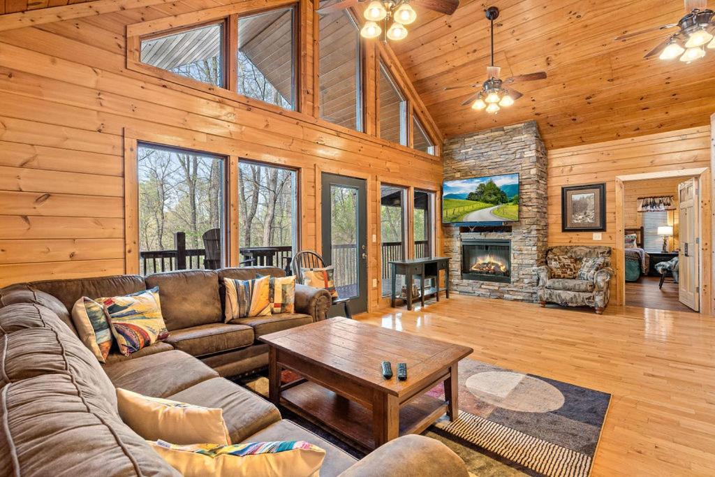 Hickory Hollow Lodge by Eden Crest view 4