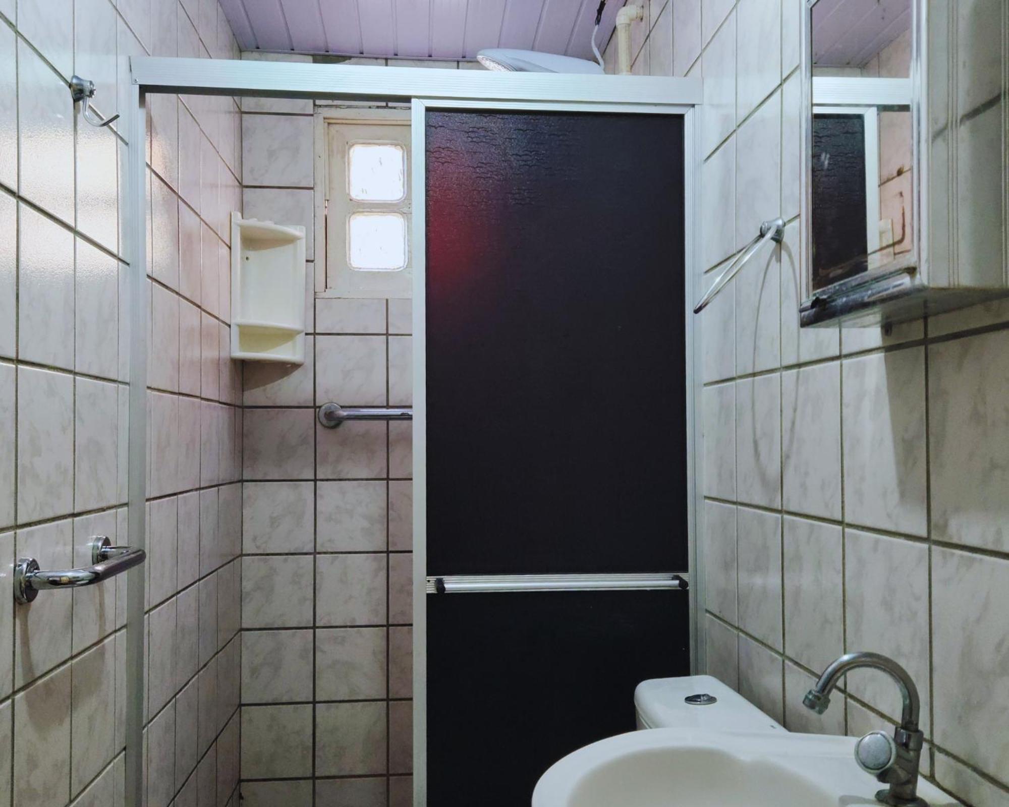 GRA325 | Spacious Retreat with Pool and Barbecue.