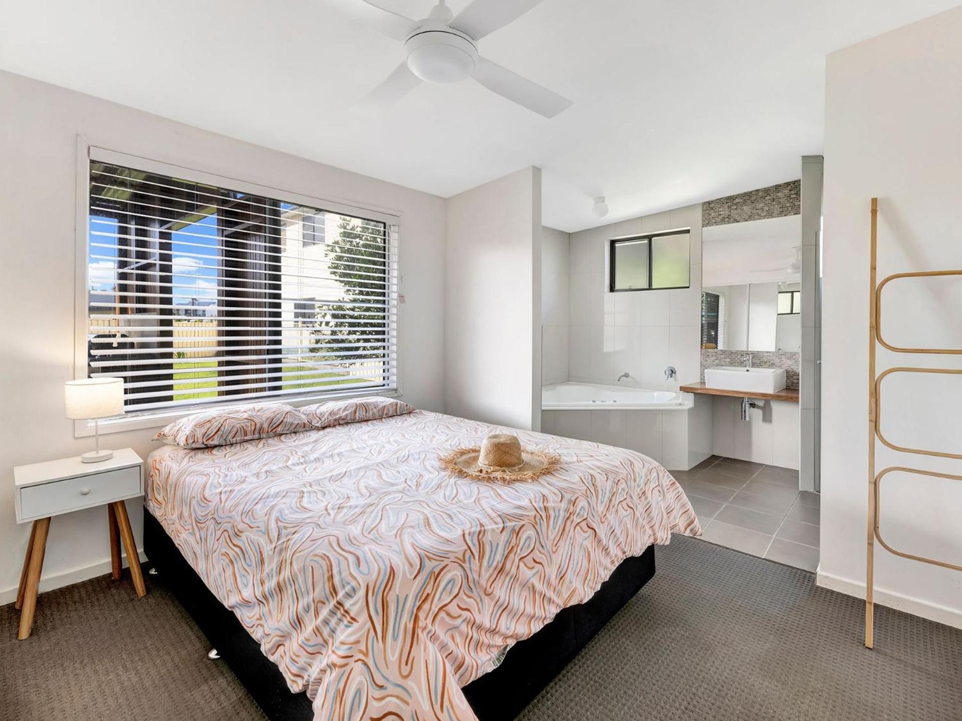 Hibiscus Dreaming - Walking distance to the beach