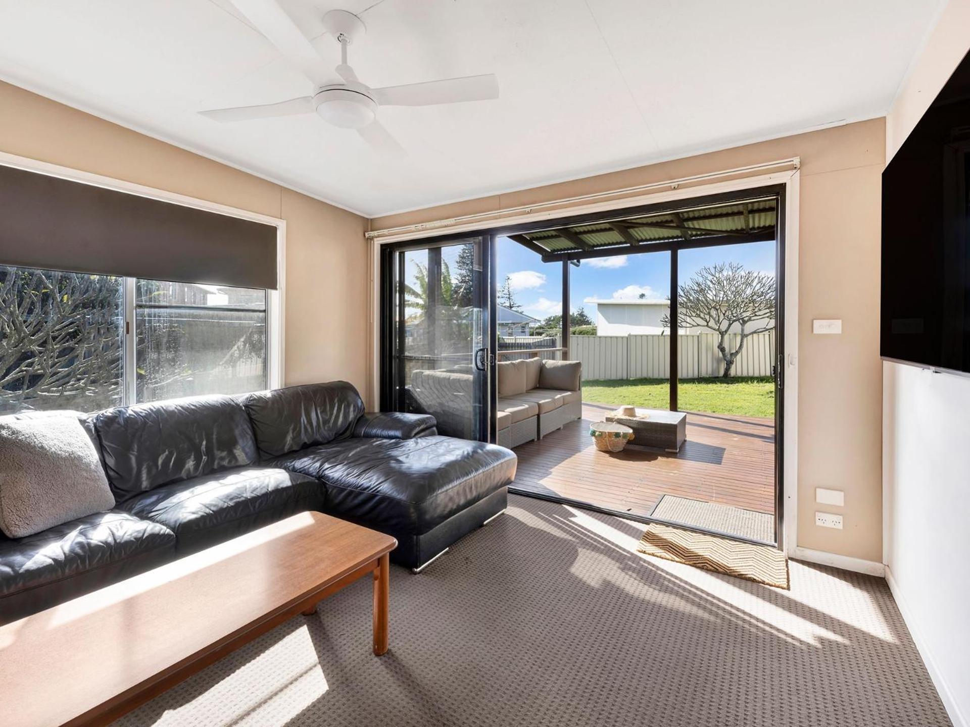 Hibiscus Dreaming - Walking distance to the beach