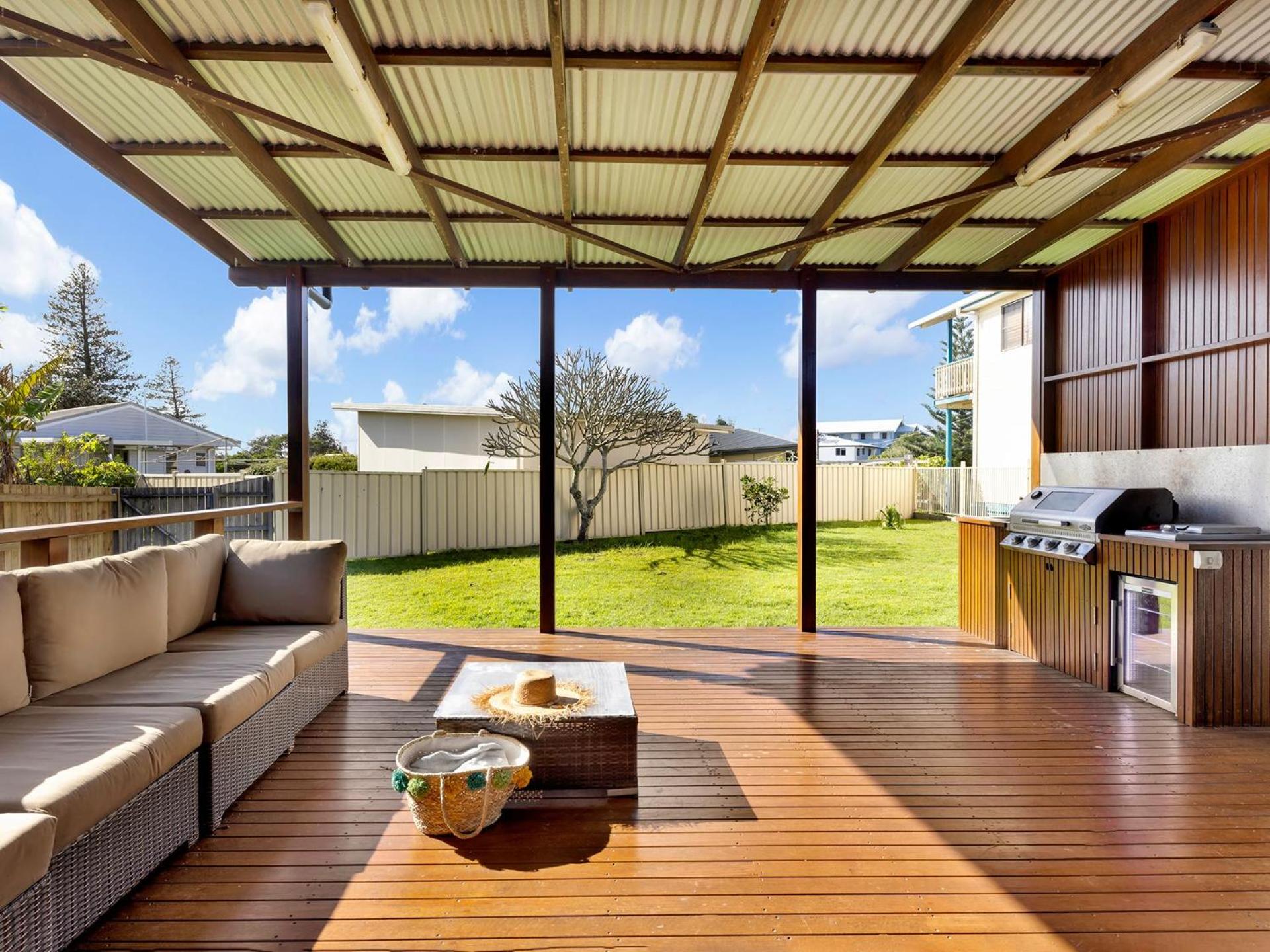 Hibiscus Dreaming - Walking distance to the beach