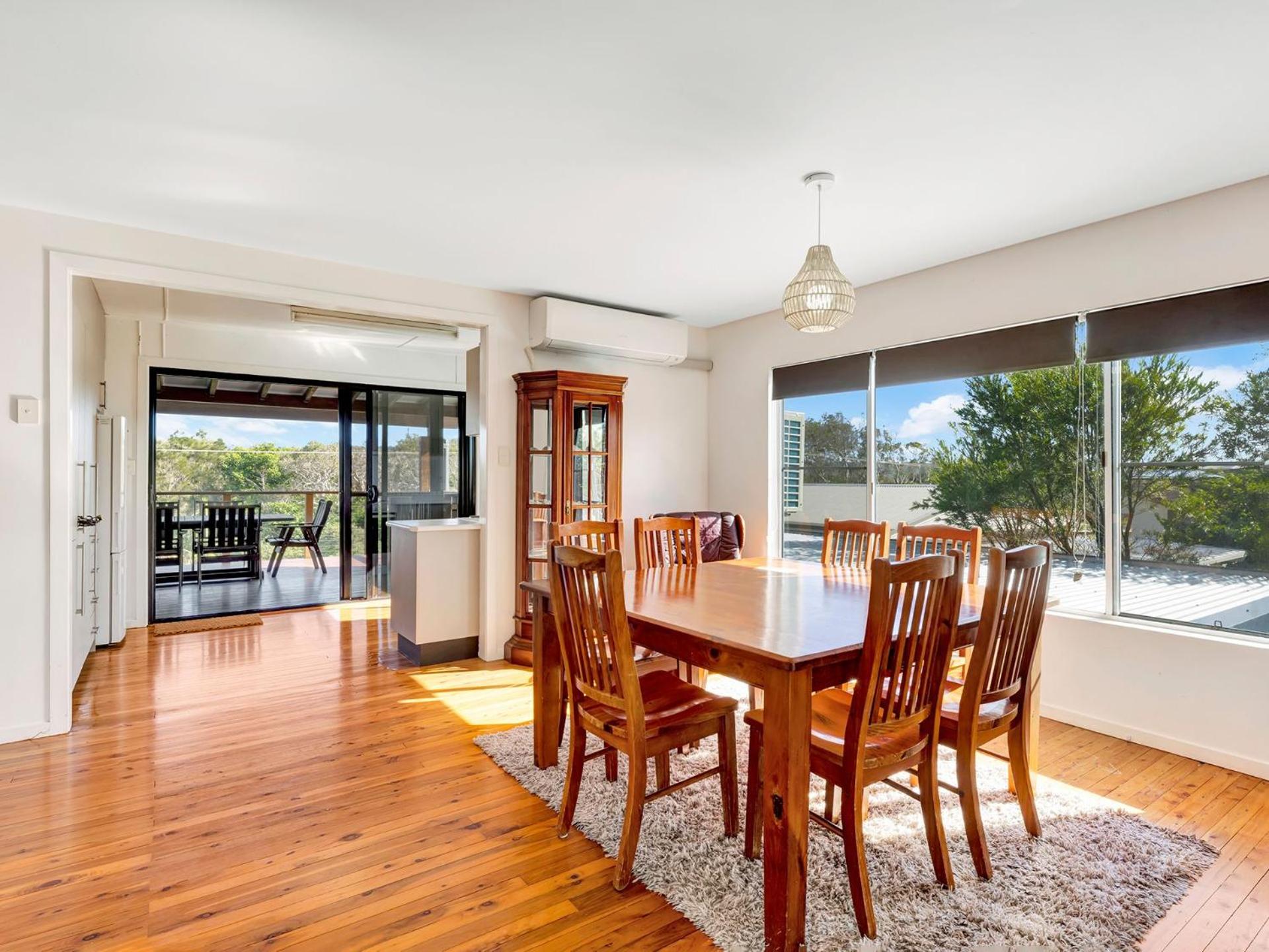 Hibiscus Dreaming - Walking distance to the beach