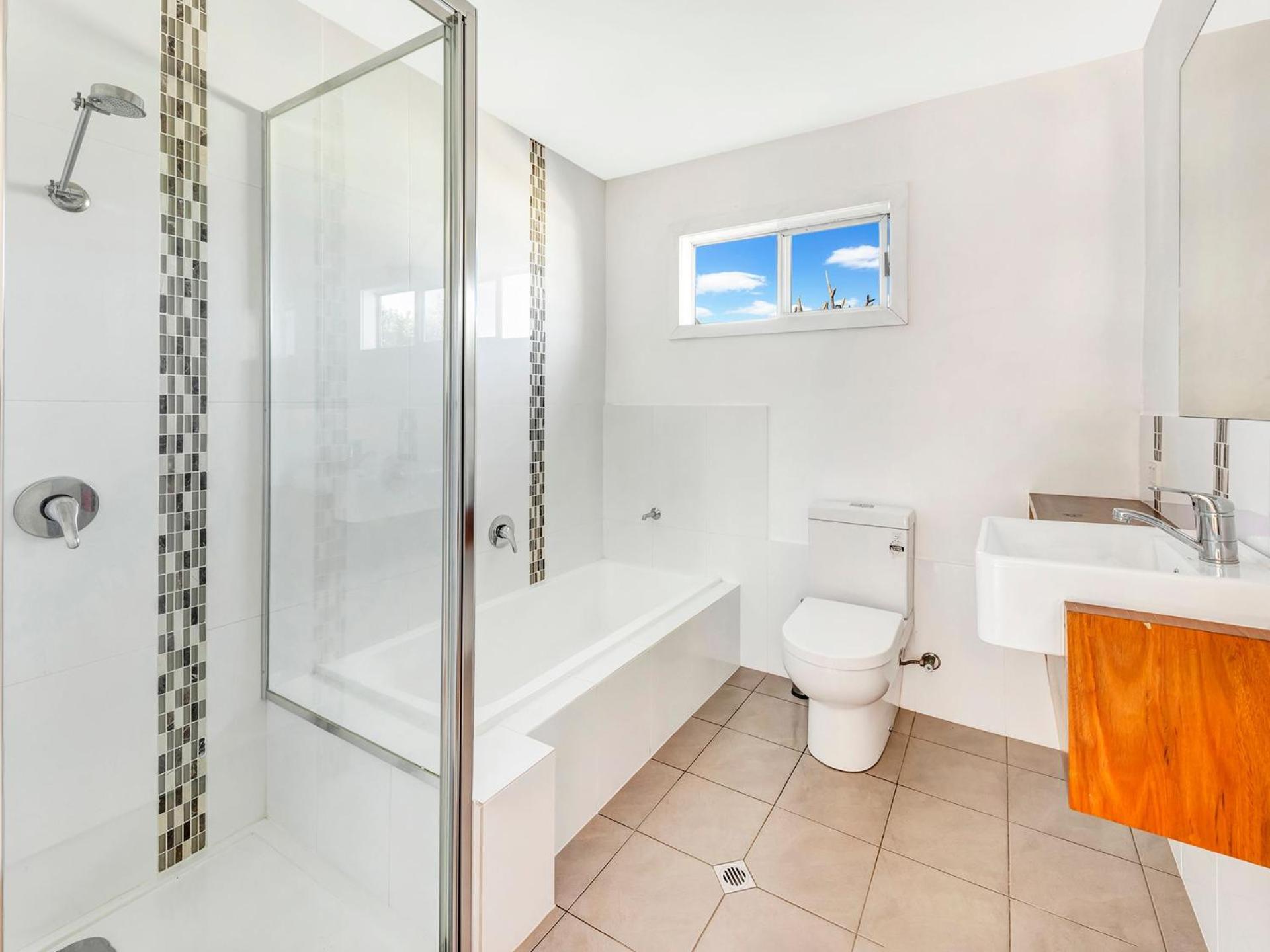 Hibiscus Dreaming - Walking distance to the beach