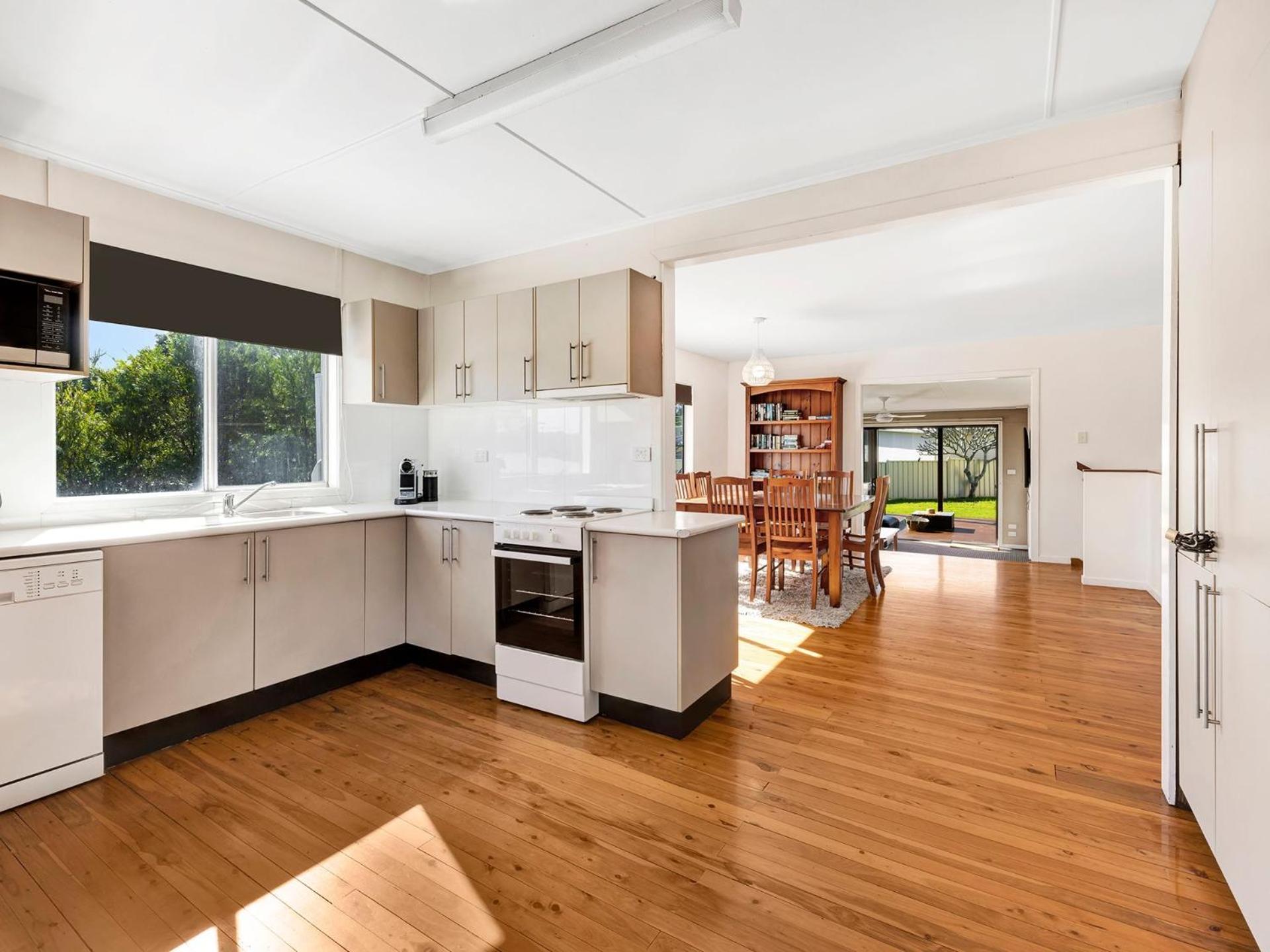 Hibiscus Dreaming - Walking distance to the beach