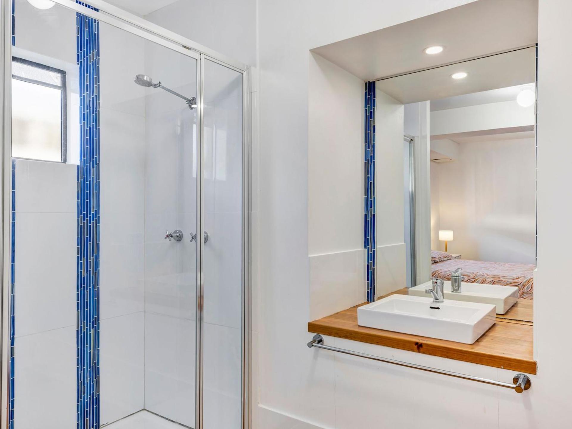 Hibiscus Dreaming - Walking distance to the beach