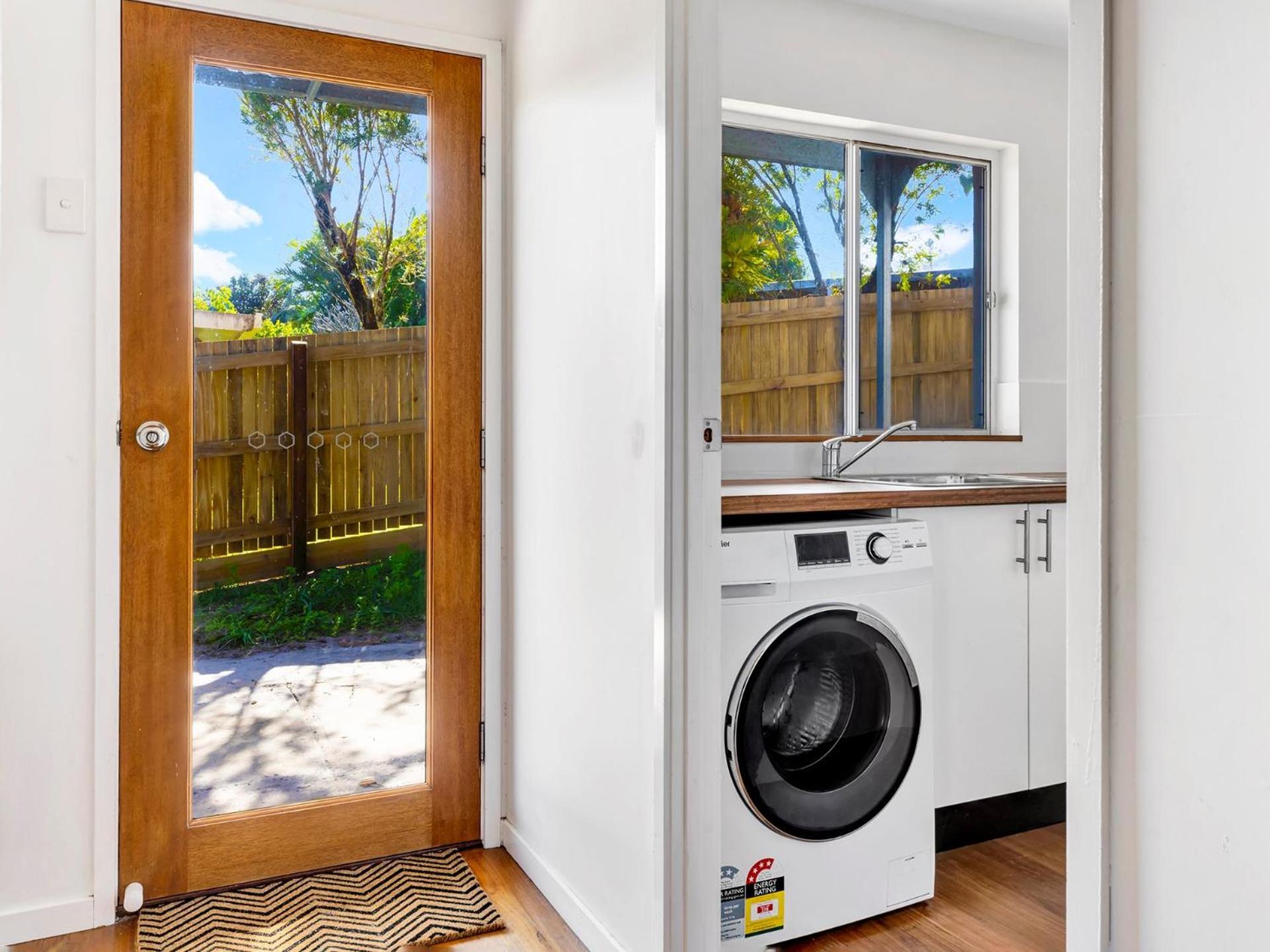 Hibiscus Dreaming - Walking distance to the beach