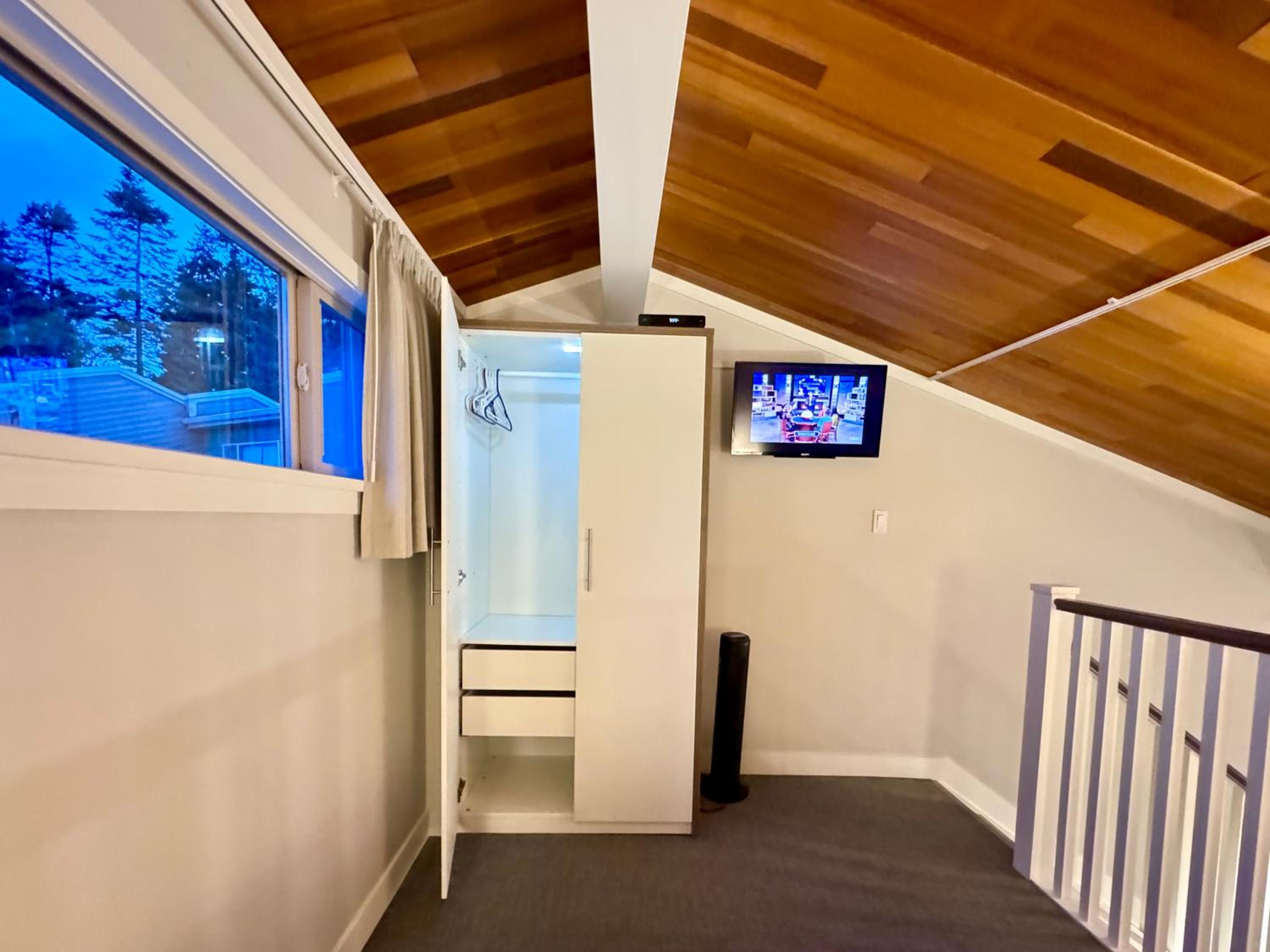 Oceanfront Studio with Loft - amazing views!