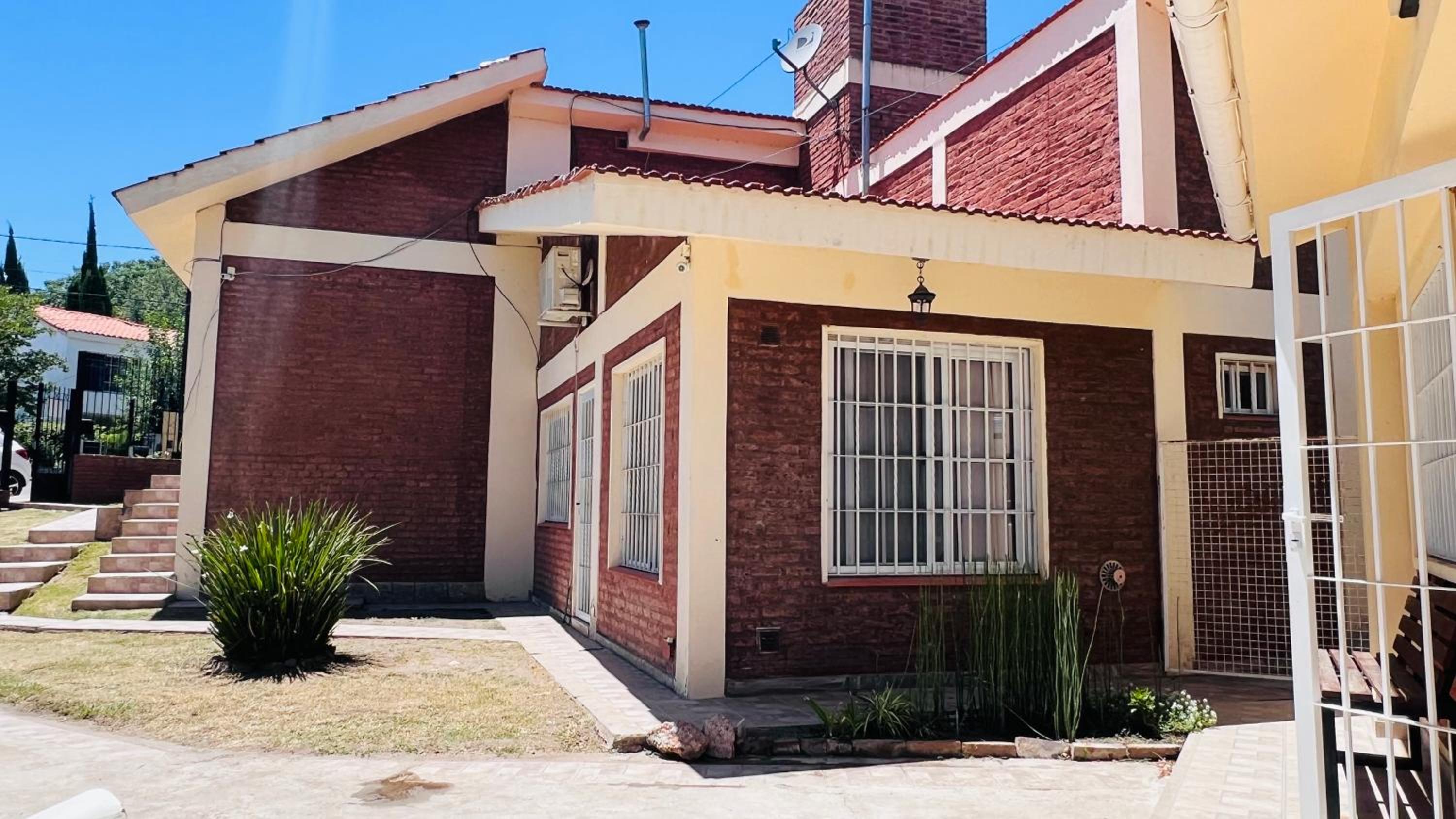 CASA en Balneario c pileta compartida cerca del Centro