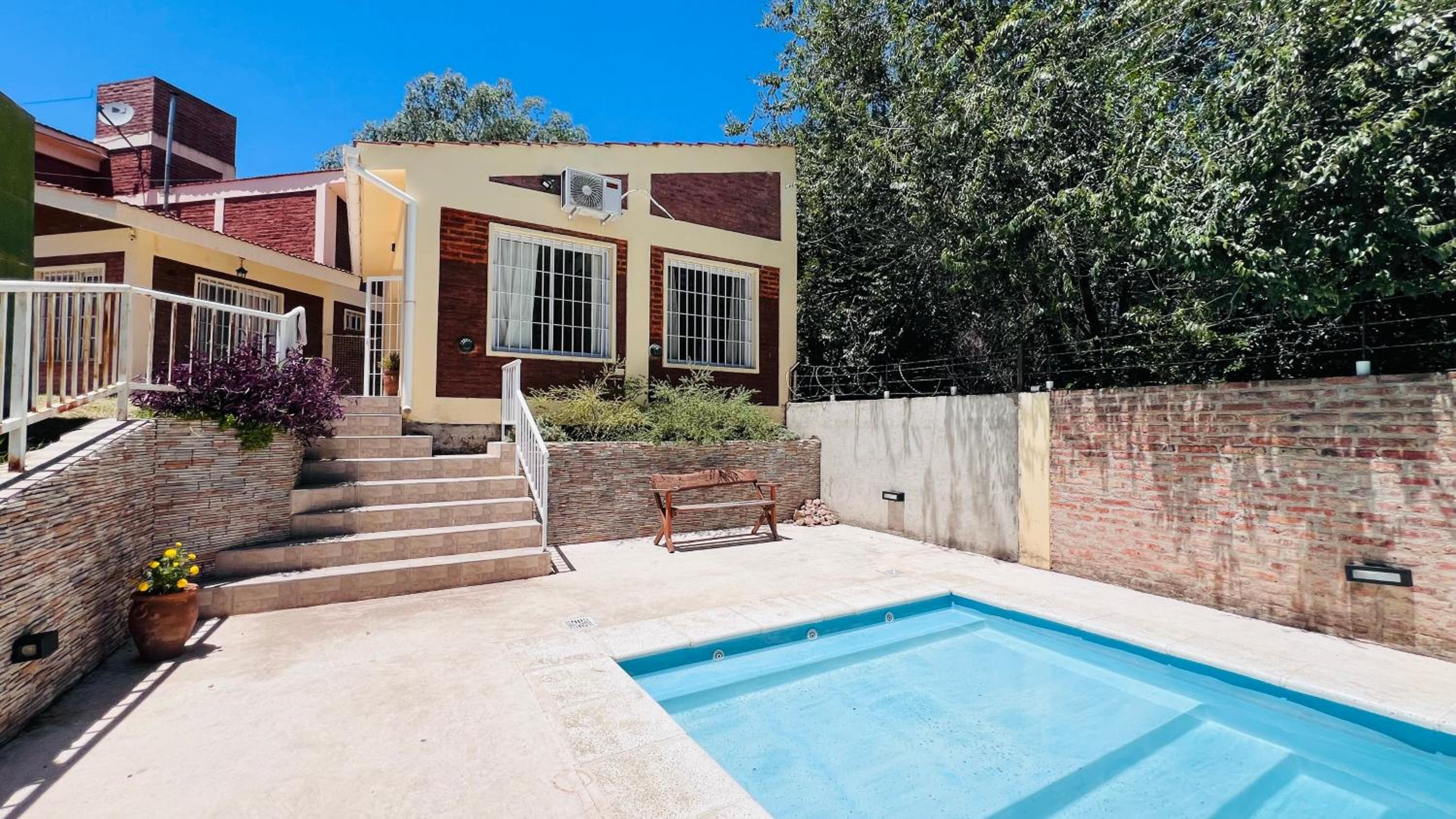 CASA en Balneario c pileta compartida cerca del Centro