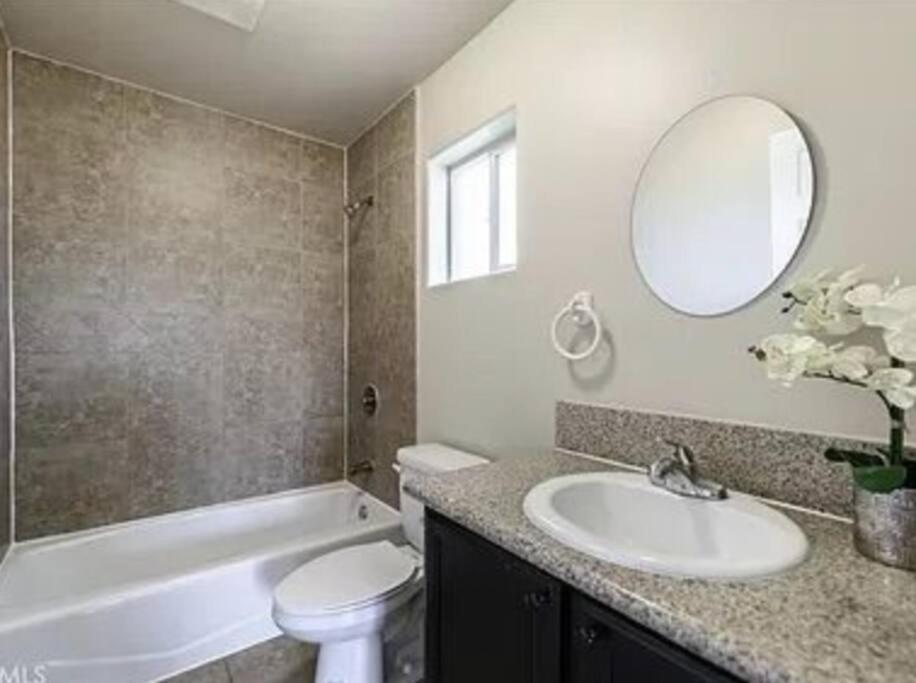 Huge 10 bedrooms! South of DTLA