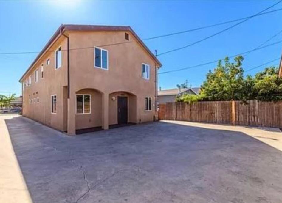 Huge 10 bedrooms! South of DTLA