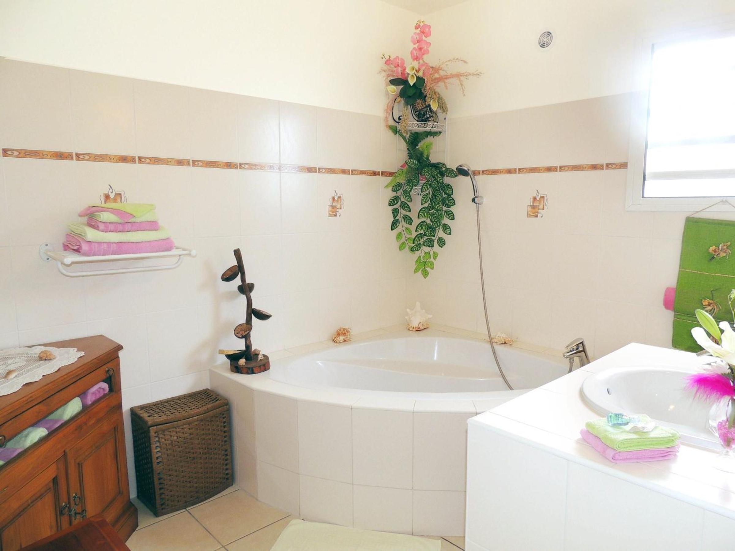 Gîte confortable à Petite-Île avec piscine partagée et accès PMR - FR-1-786-6 view 4