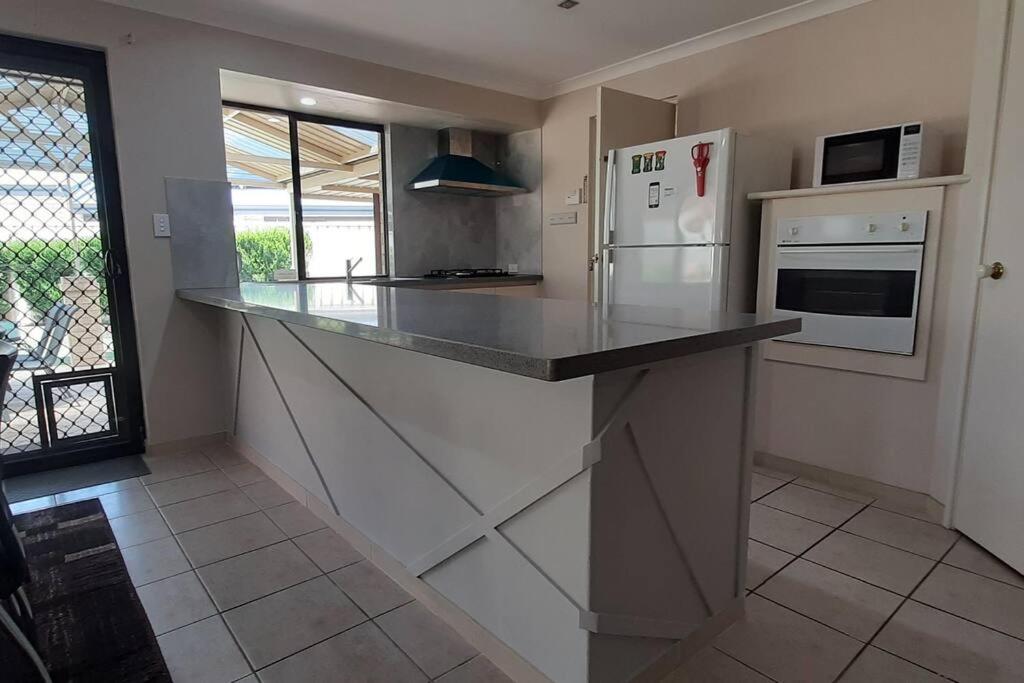 The Retreat - Central & Quiet Location - Cockburn Central