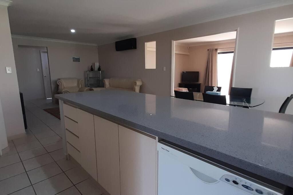 The Retreat - Central & Quiet Location - Cockburn Central