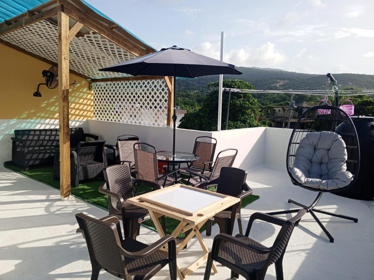 Penthouse Apartment with Bay and Mountain Views, Rooftop BBQ, AC, Fast WiFi, Near Saladilla Beach, Barahona view 5