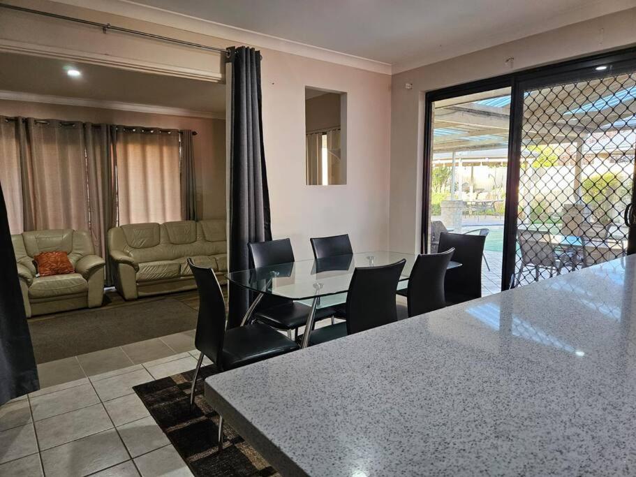 The Retreat - Central & Quiet Location - Cockburn Central