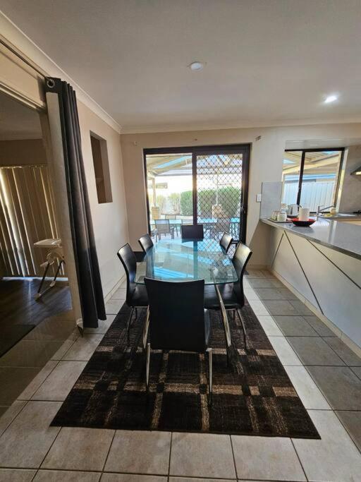 The Retreat - Central & Quiet Location - Cockburn Central