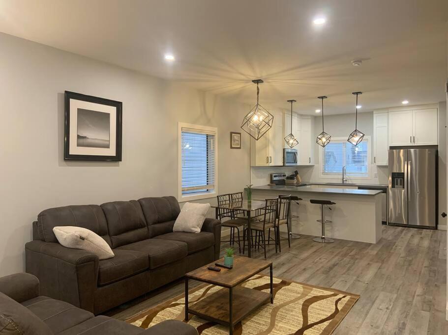Exquisite 3 BR Villa with Double Garage-King Bed